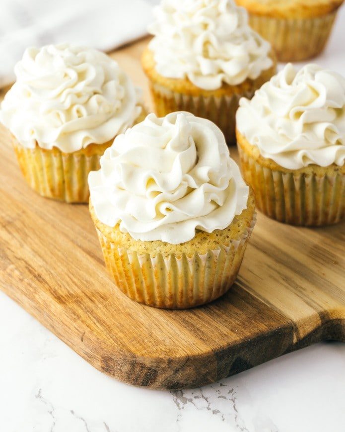 glaçage crémeux à la vanille sur des cupcakes céto