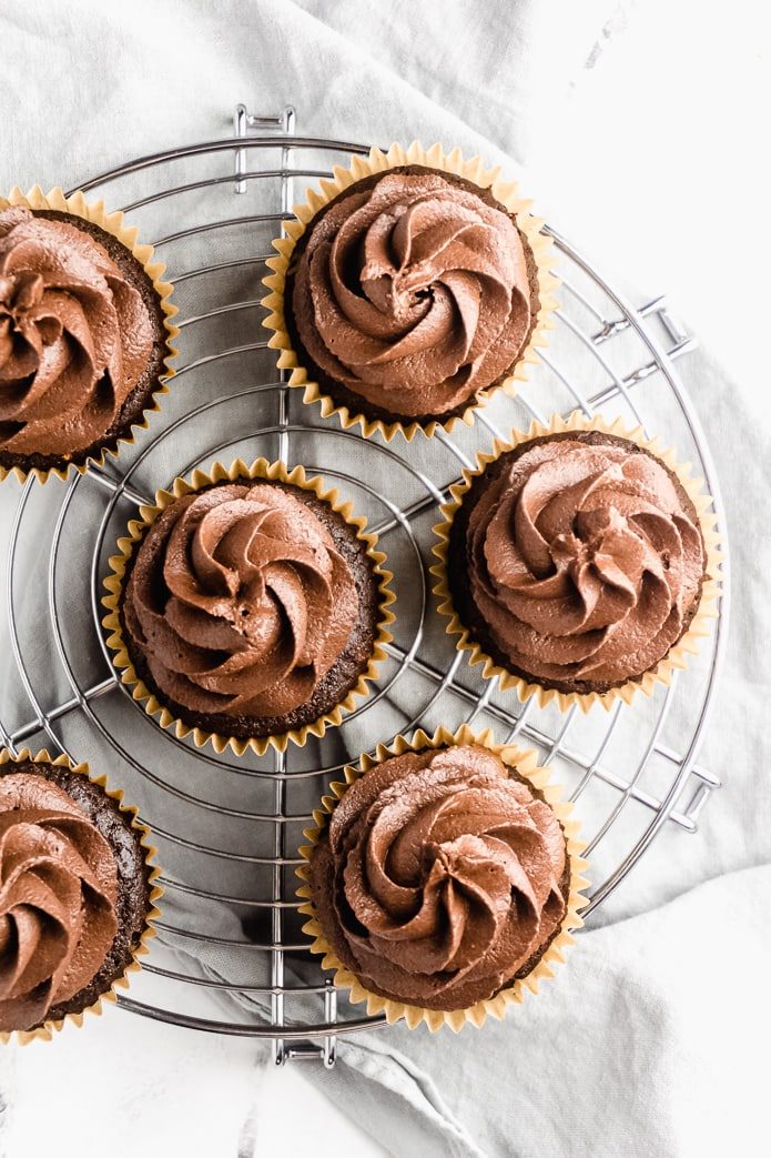 choklad lågkolhydratglasyr på cupcakes